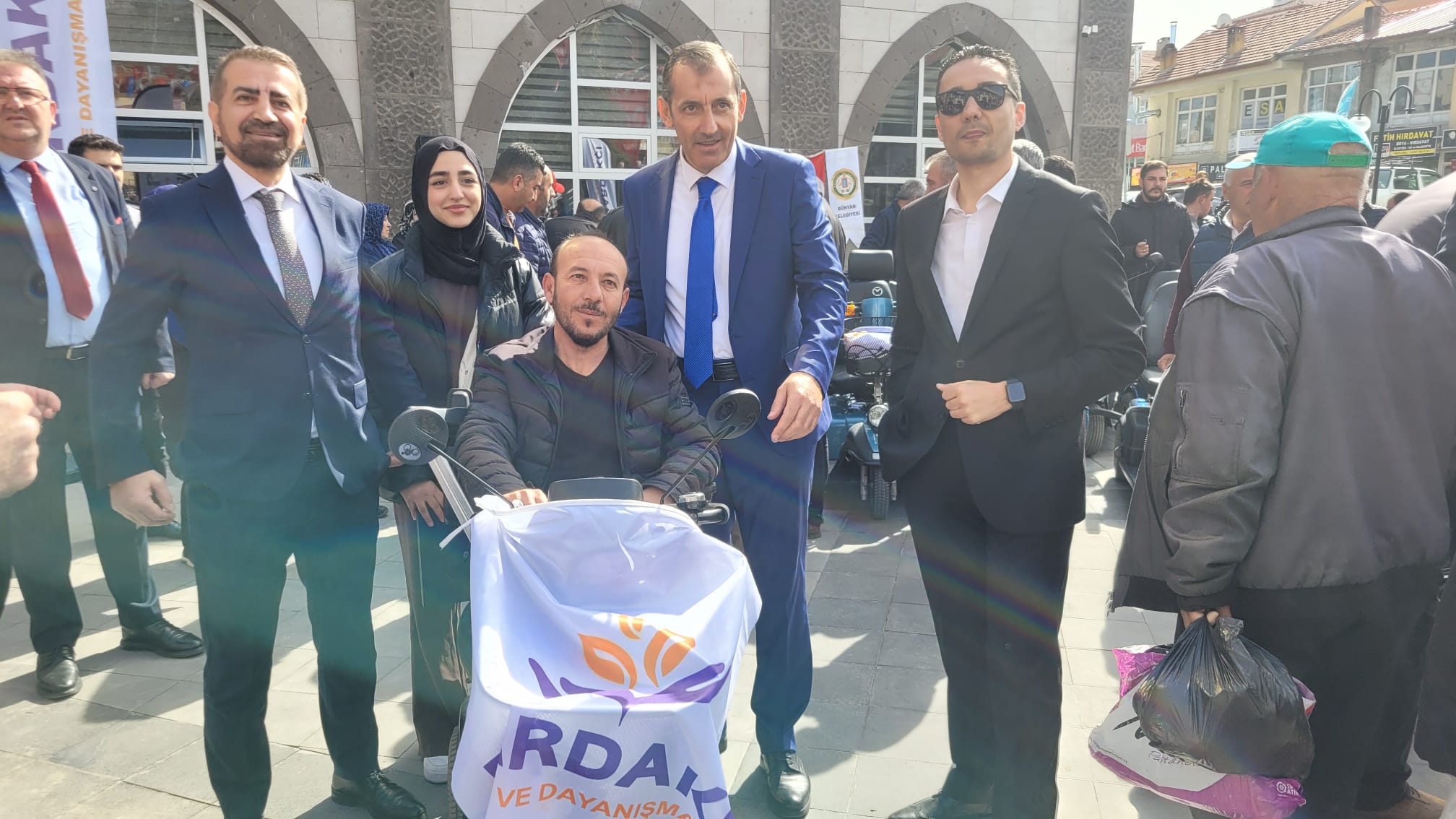 Bünyan’da Akülü Sandalye Dağıtım Töreni Coşkuyla Gerçekleşti Vakfımızın Hollanda’dan temin ettiği akülü tekerlekli sandalyeler, Kayseri Bünyan’da düzenlenen anlamlı bir törenle engelli vatandaşlarımıza teslim edildi. Protokol üyelerimizin ve bölge halkımızın yoğun katılımıyla gerçekleşen törende, paylaşmanın ve dayanışmanın güzel bir örneği sergilendi. Sandalyelerine kavuşan vatandaşlarımızın sevinci ve heyecanı törene damga vururken, vakıf olarak bir kez daha gönüllere dokunmanın mutluluğunu yaşadık. Bizleri bu özel günde yalnız bırakmayan başta Sayın Milletvekilimize, Bünyan Belediye Başkanımıza, protokole ve törene katılarak heyecanımıza ortak olan tüm halkımıza gönülden teşekkür ederiz.