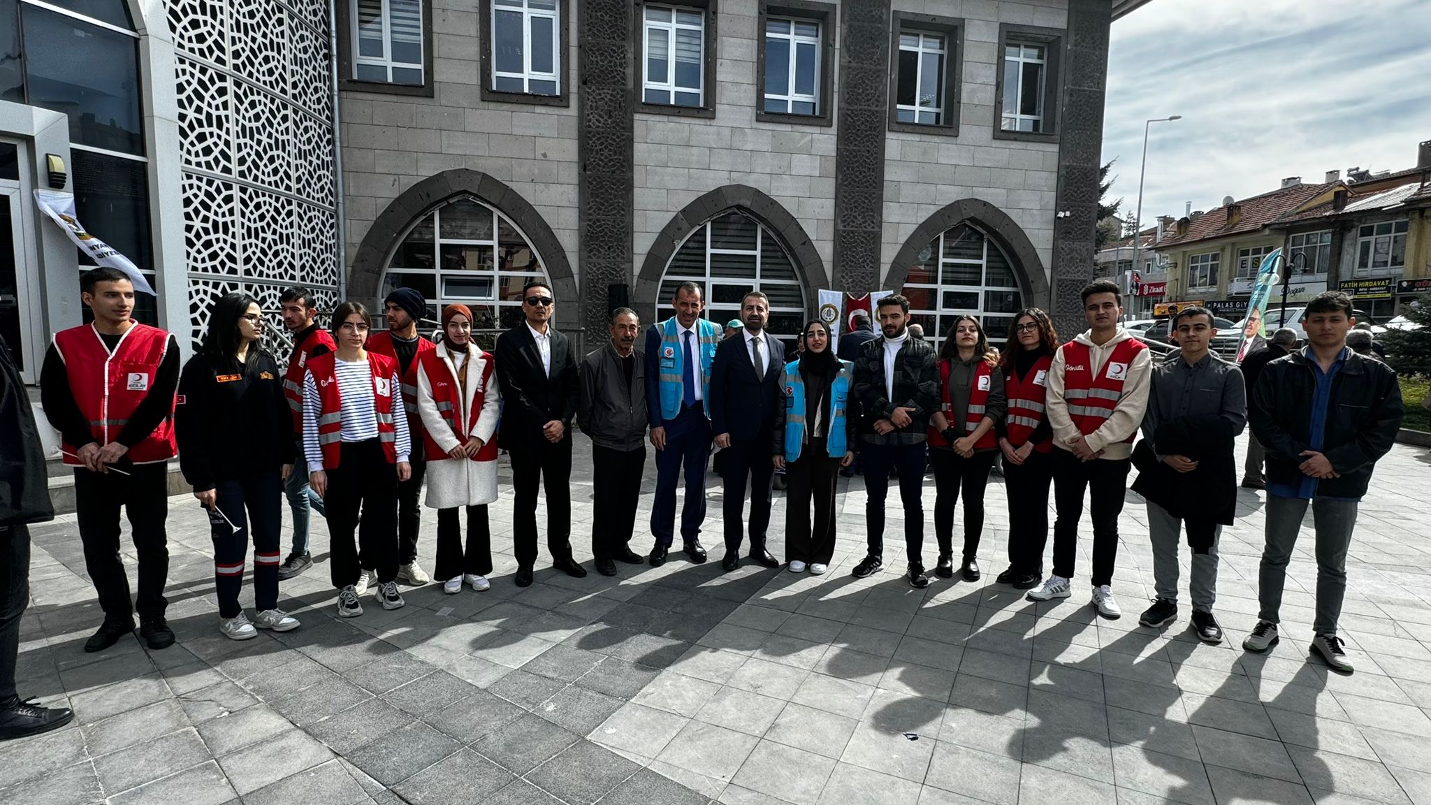 Bünyan’da Akülü Sandalye Dağıtım Töreni Coşkuyla Gerçekleşti Vakfımızın Hollanda’dan temin ettiği akülü tekerlekli sandalyeler, Kayseri Bünyan’da düzenlenen anlamlı bir törenle engelli vatandaşlarımıza teslim edildi. Protokol üyelerimizin ve bölge halkımızın yoğun katılımıyla gerçekleşen törende, paylaşmanın ve dayanışmanın güzel bir örneği sergilendi. Sandalyelerine kavuşan vatandaşlarımızın sevinci ve heyecanı törene damga vururken, vakıf olarak bir kez daha gönüllere dokunmanın mutluluğunu yaşadık. Bizleri bu özel günde yalnız bırakmayan başta Sayın Milletvekilimize, Bünyan Belediye Başkanımıza, protokole ve törene katılarak heyecanımıza ortak olan tüm halkımıza gönülden teşekkür ederiz.