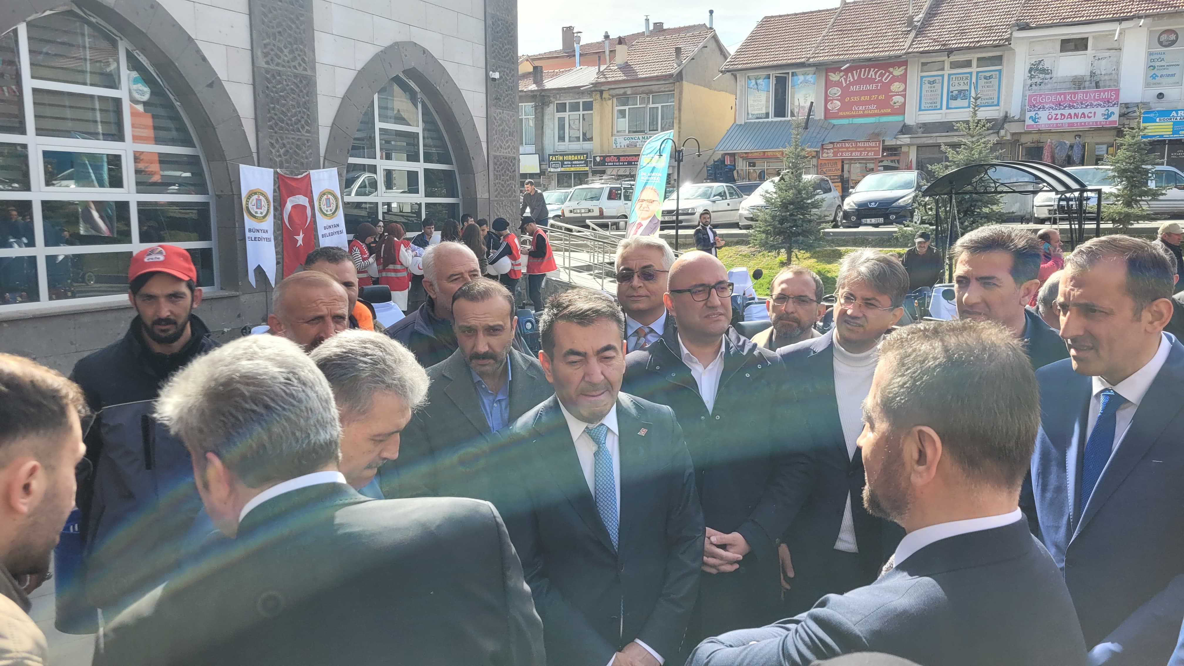 Bünyan’da Akülü Sandalye Dağıtım Töreni Coşkuyla Gerçekleşti Vakfımızın Hollanda’dan temin ettiği akülü tekerlekli sandalyeler, Kayseri Bünyan’da düzenlenen anlamlı bir törenle engelli vatandaşlarımıza teslim edildi. Protokol üyelerimizin ve bölge halkımızın yoğun katılımıyla gerçekleşen törende, paylaşmanın ve dayanışmanın güzel bir örneği sergilendi. Sandalyelerine kavuşan vatandaşlarımızın sevinci ve heyecanı törene damga vururken, vakıf olarak bir kez daha gönüllere dokunmanın mutluluğunu yaşadık. Bizleri bu özel günde yalnız bırakmayan başta Sayın Milletvekilimize, Bünyan Belediye Başkanımıza, protokole ve törene katılarak heyecanımıza ortak olan tüm halkımıza gönülden teşekkür ederiz.