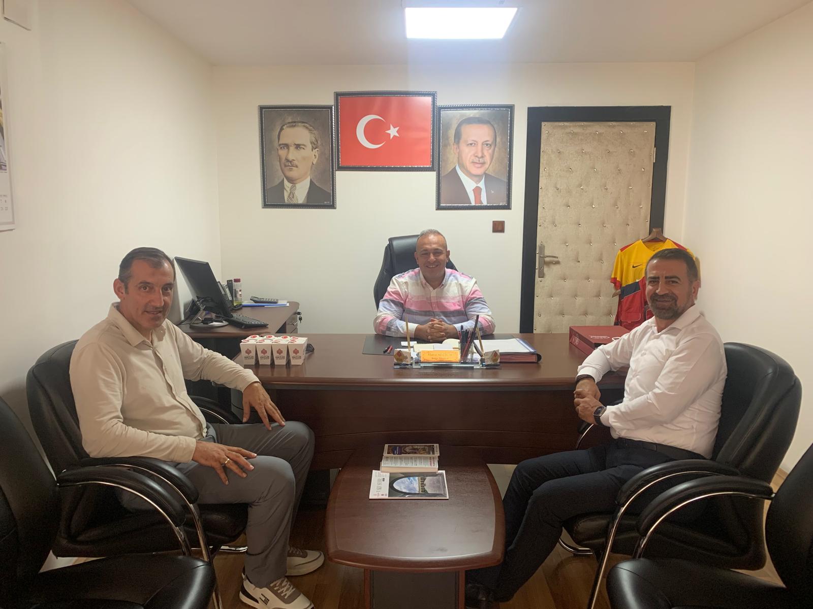 Kayseri Vakıflar Bölge Müdürlüğü’ne Ziyaret Vakıf Başkanımız ve Başkan Yardımcımız, Kayseri Vakıflar Bölge Müdürü Sayın Murat Seçilir’i makamında ziyaret ederek bir çalışma toplantısı gerçekleştirdi. Vakıf faaliyetlerimiz ve geleceğe dönük projelerimiz üzerine verimli görüşmelerin yapıldığı bu anlamlı buluşmada, kurumlar arası dayanışma ve iş birliğinin önemi bir kez daha vurgulandı. Nazik kabulleri, yakın ilgileri ve misafirperverlikleri için Kayseri Vakıflar Bölge Müdürümüz Sayın Murat Seçilir’e teşekkür eder, çalışmalarında başarılar dileriz.