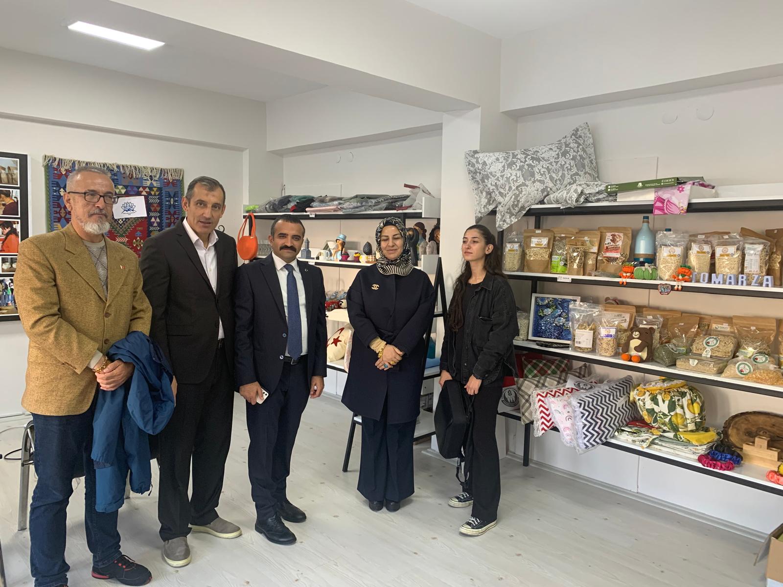 Kayseri Valiliği’ne Çalışma Ziyareti AFAD İl Müdürümüz Sayın Hasan Say ve vakıf heyetimizle birlikte Kayseri Valiliği’ni ziyaret ettik. Ziyaret kapsamında Sayın Vali Yardımcımız Ömer Tekeş, ilimizde yürütülen faaliyetler ve hayata geçirilen hizmetler hakkında heyetimizi bilgilendirdi. Nazik kabulleri ve aktardıkları değerli bilgiler için Sayın Vali Yardımcımız Ömer Tekeş’e teşekkür ederiz.