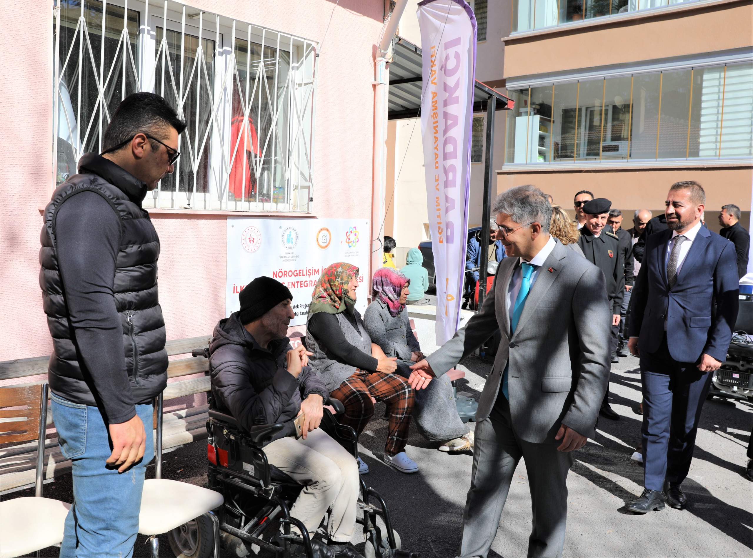 Niğde’de Akülü Sandalyeler Törenle Teslim Edildi (2024 yılı) Hollanda’dan temin ettiğimiz akülü tekerlekli sandalyeler, Niğde Valiliğimizin ev sahipliğinde ve il protokolünün katılımıyla düzenlenen anlamlı bir törenle engelli vatandaşlarımıza teslim edildi. Bu anlamlı buluşmaya ev sahipliği yapan başta Niğde Valimize, törene katılımlarıyla bizleri onurlandıran il protokolümüze, sürecin her aşamasında emeği geçen tüm gönüllülerimize ve Hollanda’dan yardımlarını esirgemeyen Osman Baş nezdinde tüm hayırseverlerimize şükranlarımızı sunarız.