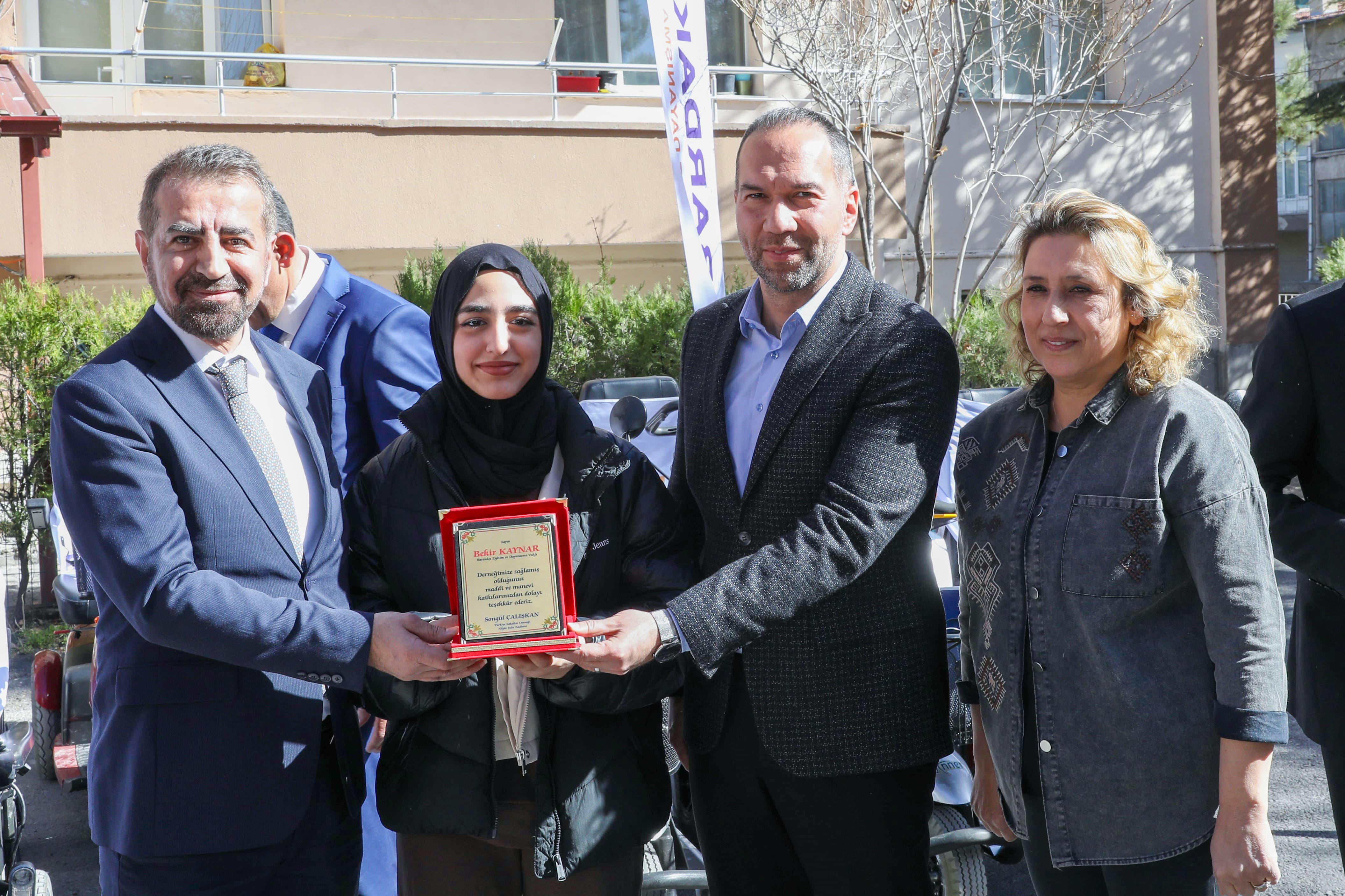 Niğde’de Akülü Sandalyeler Törenle Teslim Edildi (2024 yılı) Hollanda’dan temin ettiğimiz akülü tekerlekli sandalyeler, Niğde Valiliğimizin ev sahipliğinde ve il protokolünün katılımıyla düzenlenen anlamlı bir törenle engelli vatandaşlarımıza teslim edildi. Bu anlamlı buluşmaya ev sahipliği yapan başta Niğde Valimize, törene katılımlarıyla bizleri onurlandıran il protokolümüze, sürecin her aşamasında emeği geçen tüm gönüllülerimize ve Hollanda’dan yardımlarını esirgemeyen Osman Baş nezdinde tüm hayırseverlerimize şükranlarımızı sunarız.