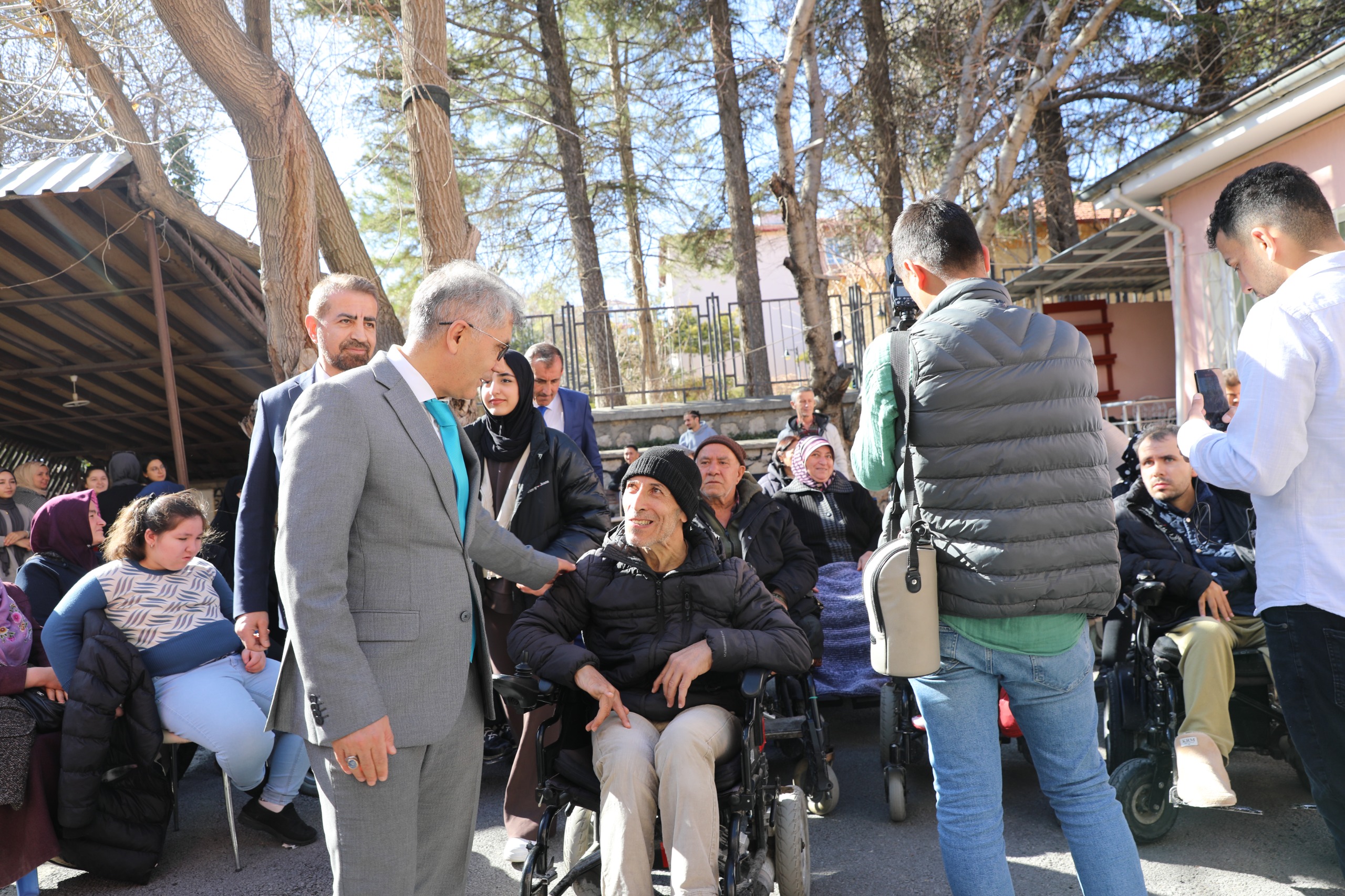 Niğde’de Akülü Sandalyeler Törenle Teslim Edildi (2024 yılı) Hollanda’dan temin ettiğimiz akülü tekerlekli sandalyeler, Niğde Valiliğimizin ev sahipliğinde ve il protokolünün katılımıyla düzenlenen anlamlı bir törenle engelli vatandaşlarımıza teslim edildi. Bu anlamlı buluşmaya ev sahipliği yapan başta Niğde Valimize, törene katılımlarıyla bizleri onurlandıran il protokolümüze, sürecin her aşamasında emeği geçen tüm gönüllülerimize ve Hollanda’dan yardımlarını esirgemeyen Osman Baş nezdinde tüm hayırseverlerimize şükranlarımızı sunarız.