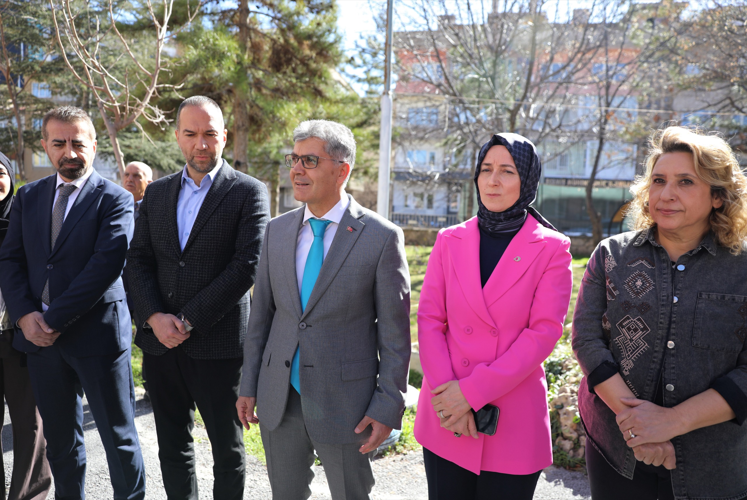 Niğde’de Akülü Sandalyeler Törenle Teslim Edildi (2024 yılı) Hollanda’dan temin ettiğimiz akülü tekerlekli sandalyeler, Niğde Valiliğimizin ev sahipliğinde ve il protokolünün katılımıyla düzenlenen anlamlı bir törenle engelli vatandaşlarımıza teslim edildi. Bu anlamlı buluşmaya ev sahipliği yapan başta Niğde Valimize, törene katılımlarıyla bizleri onurlandıran il protokolümüze, sürecin her aşamasında emeği geçen tüm gönüllülerimize ve Hollanda’dan yardımlarını esirgemeyen Osman Baş nezdinde tüm hayırseverlerimize şükranlarımızı sunarız.