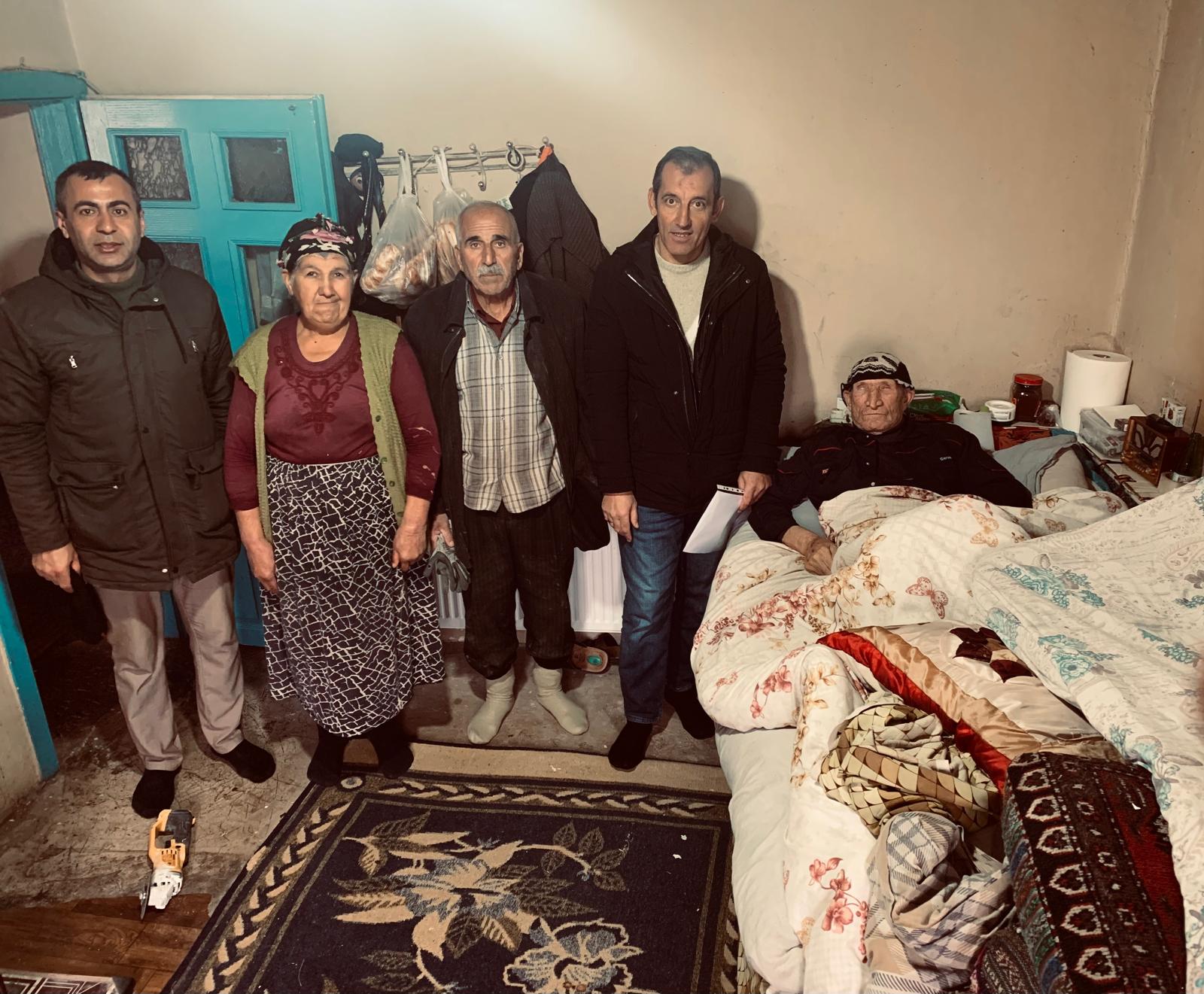 Kayseri Büyüktuzhisar Mahallesi’nde, Görme Engelli Vatandaşımıza Pencere Desteği Vakfımız, ihtiyaç sahibi vatandaşlarımızın yanında olmaya ve yaşam koşullarını iyileştirmeye devam ediyor. Kayseri’nin Bünyan ilçesi Tuzhisar Mahallesi’nde ikamet eden görme engelli bir vatandaşımızın evindeki tüm pencereleri yenileyerek daha sıcak ve konforlu bir yuvaya kavuşmasına destek oldu
