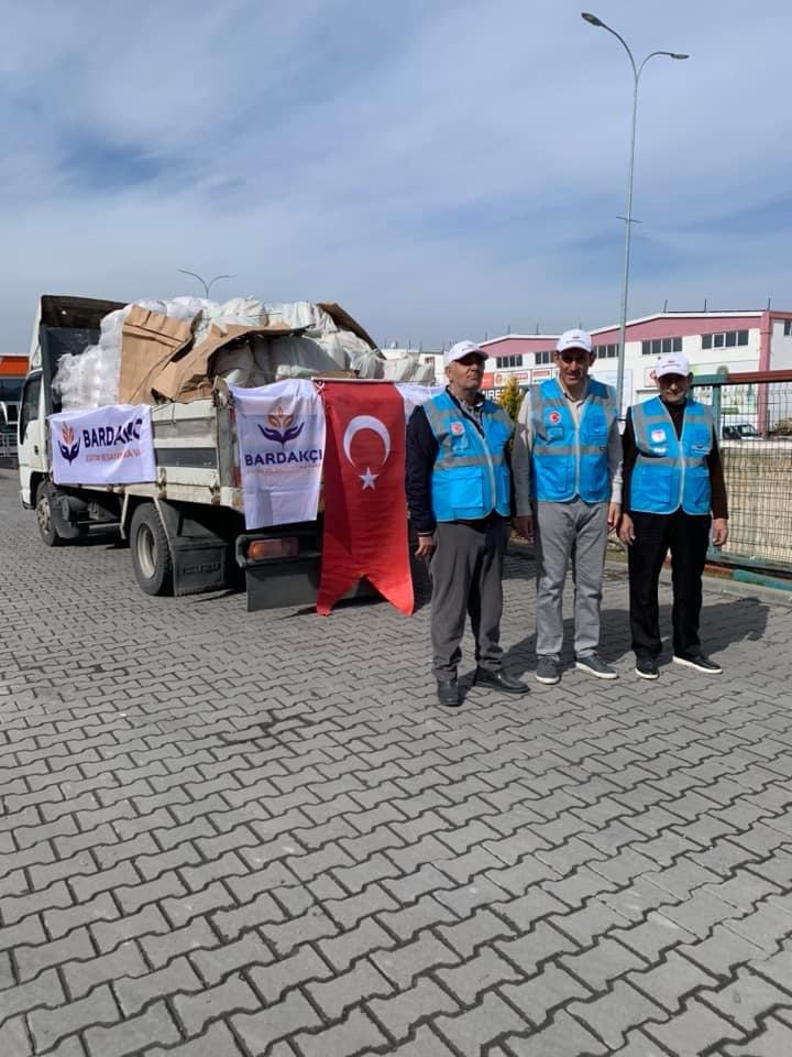 Vakfımız, her Ramazan ayı öncesinde olduğu gibi ihtiyaç sahibi ailelerimize gıda kolilerimizi ulaştırmaya devam ediyor. Paylaşmanın ve dayanışmanın güzelliğini yansıtan bu özel kareler 2024 yılındaki yardım çalışmalarımızdan