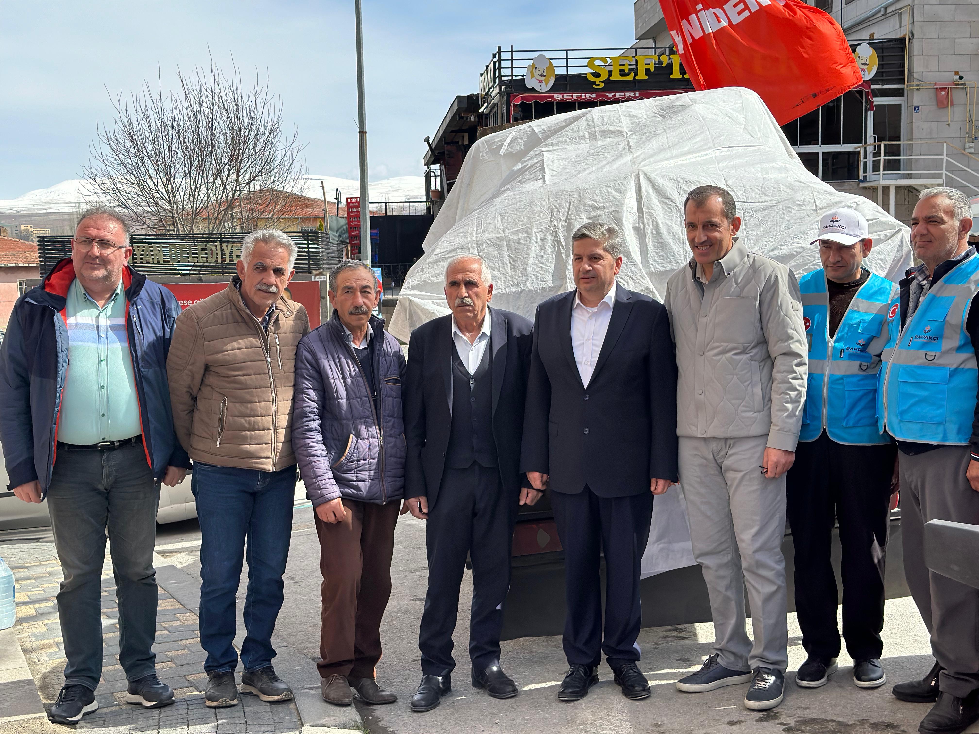 Vakfımız, her Ramazan ayı öncesinde olduğu gibi ihtiyaç sahibi ailelerimize gıda kolilerimizi ulaştırmaya devam ediyor. Paylaşmanın ve dayanışmanın güzelliğini yansıtan bu özel kareler 2024 yılındaki yardım çalışmalarımızdan... ✨