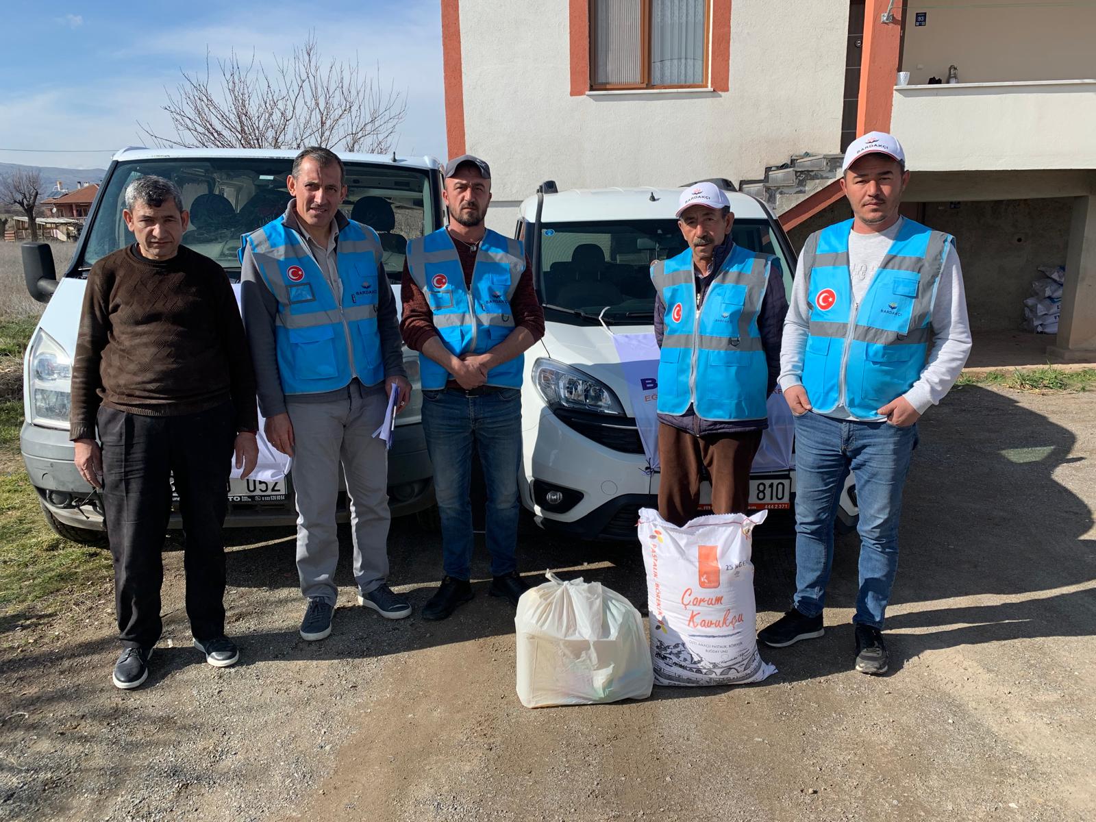 Vakfımız, her Ramazan ayı öncesinde olduğu gibi ihtiyaç sahibi ailelerimize gıda kolilerimizi ulaştırmaya devam ediyor. Paylaşmanın ve dayanışmanın güzelliğini yansıtan bu özel kareler 2024 yılındaki yardım çalışmalarımızdan... ✨