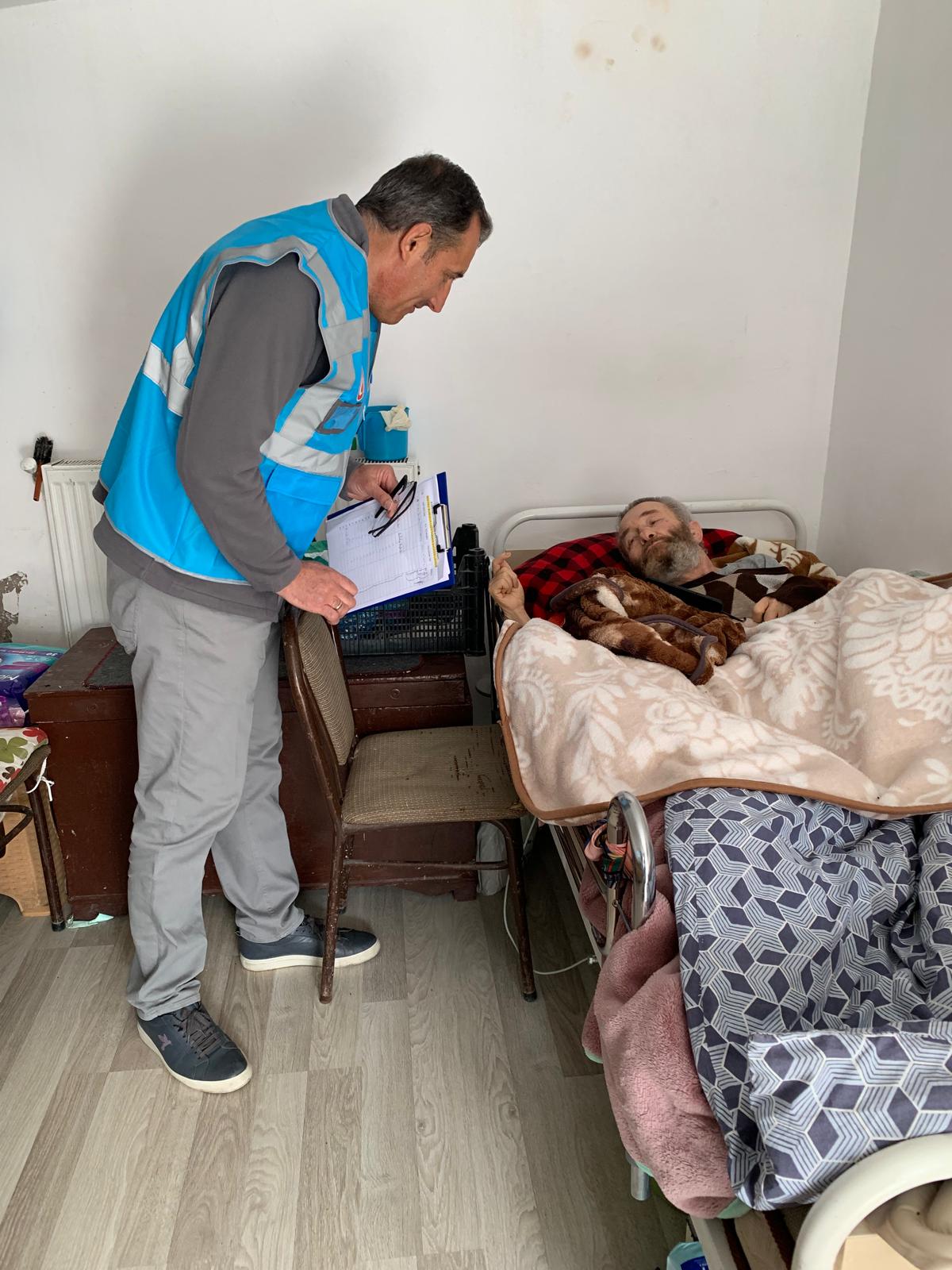 Vakfımız, her Ramazan ayı öncesinde olduğu gibi ihtiyaç sahibi ailelerimize gıda kolilerimizi ulaştırmaya devam ediyor. Paylaşmanın ve dayanışmanın güzelliğini yansıtan bu özel kareler 2022 yılındaki yardım çalışmalarımızdan... ✨