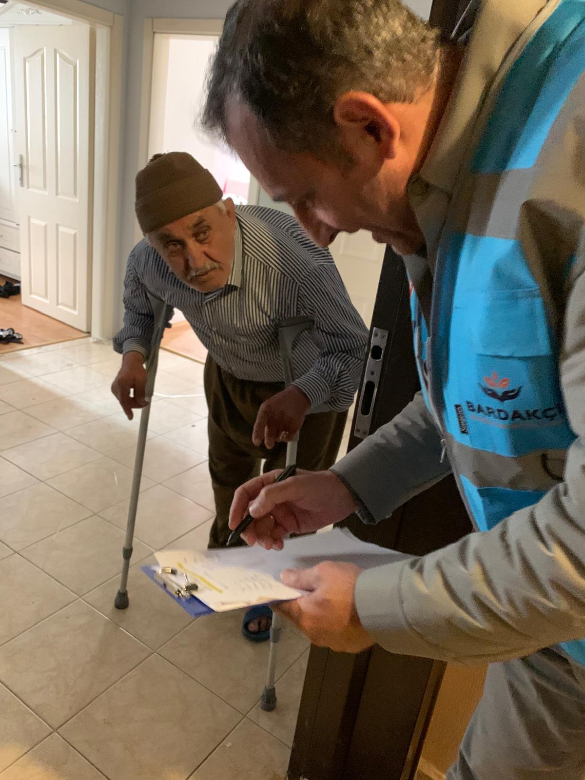 Vakfımız, her Ramazan ayı öncesinde olduğu gibi ihtiyaç sahibi ailelerimize gıda kolilerimizi ulaştırmaya devam ediyor. Paylaşmanın ve dayanışmanın güzelliğini yansıtan bu özel kareler 2024 yılındaki yardım çalışmalarımızdan... ✨