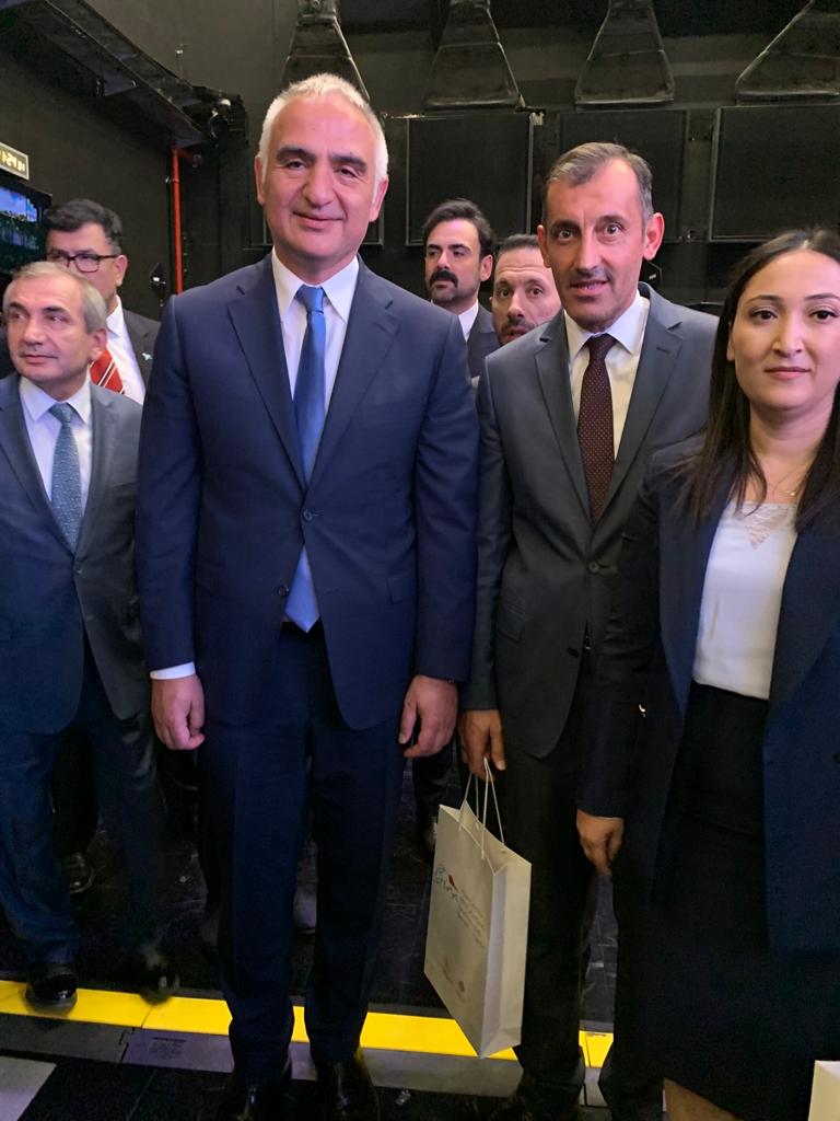 Vakıflar Haftası vesilesiyle Cumhurbaşkanlığı Külliyesi’nde düzenlenen anlamlı toplantıya vakfımızı temsilen katılım sağladık. Program kapsamında Kültür ve Turizm Bakanımız Sayın Mehmet Nuri Ersoy ile bir araya gelerek 2025 yılı faaliyetlerimizden bir hatıradır