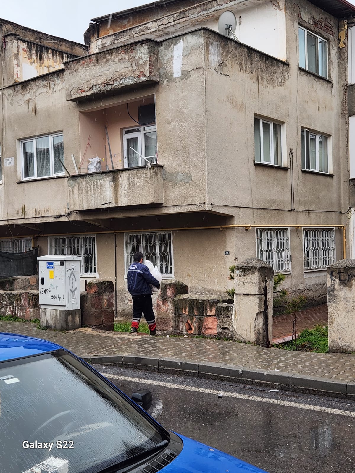 Vakfımız, her Ramazan ayı öncesinde olduğu gibi ihtiyaç sahibi ailelerimize gıda kolilerimizi ulaştırmaya devam ediyor. Paylaşmanın ve dayanışmanın güzelliğini yansıtan bu özel kareler 2025 yılındaki yardım çalışmalarımızdan... ✨