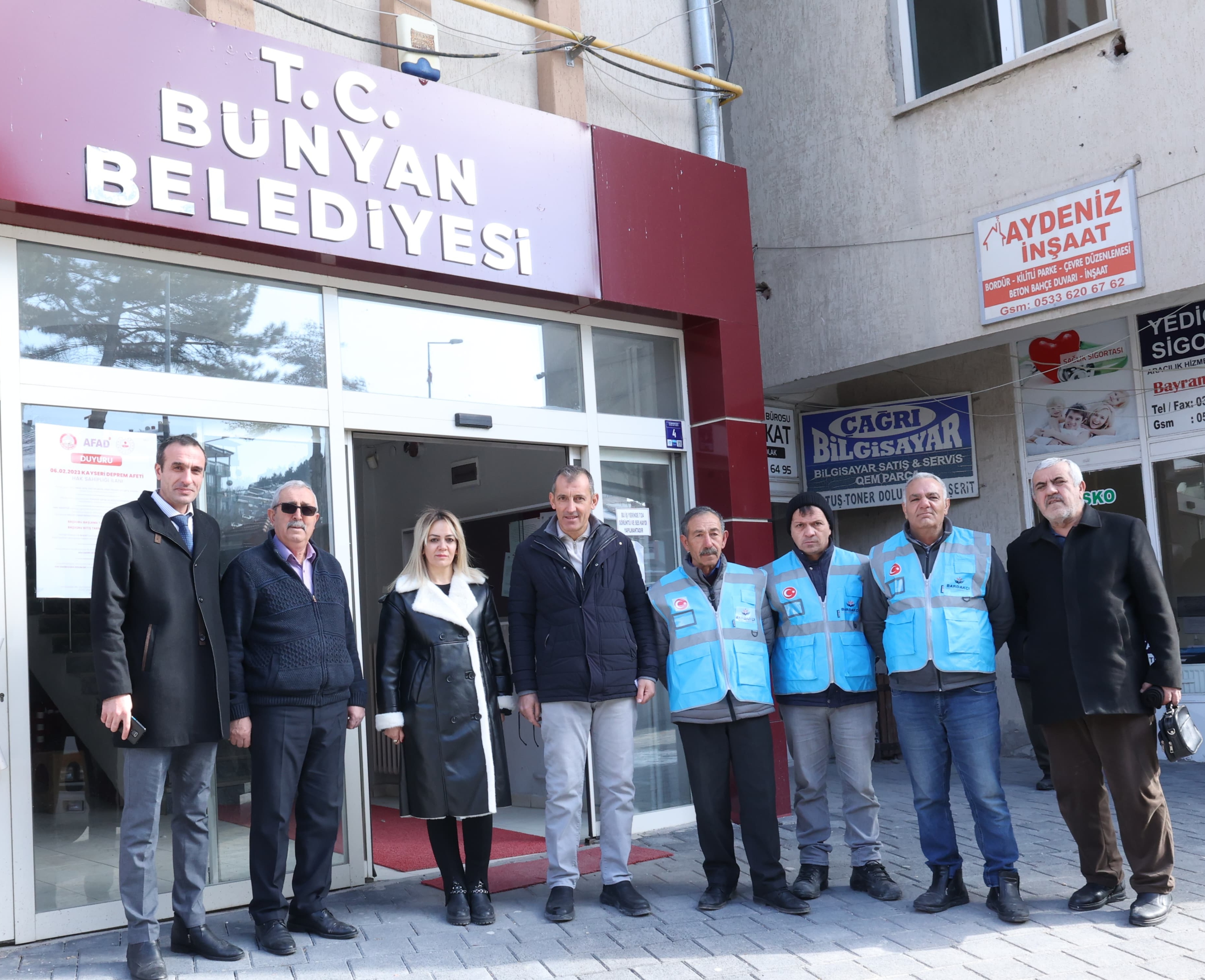 Vakfımız, her Ramazan ayı öncesinde olduğu gibi ihtiyaç sahibi ailelerimize gıda kolilerimizi ulaştırmaya devam ediyor. Paylaşmanın ve dayanışmanın güzelliğini yansıtan bu özel kareler 2025 yılındaki yardım çalışmalarımızdan... ✨
