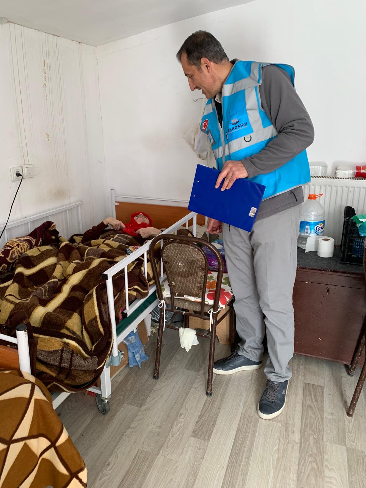 Vakfımız, her Ramazan ayı öncesinde olduğu gibi ihtiyaç sahibi ailelerimize gıda kolilerimizi ulaştırmaya devam ediyor. Paylaşmanın ve dayanışmanın güzelliğini yansıtan bu özel kareler 2025 yılındaki yardım çalışmalarımızdan... ✨