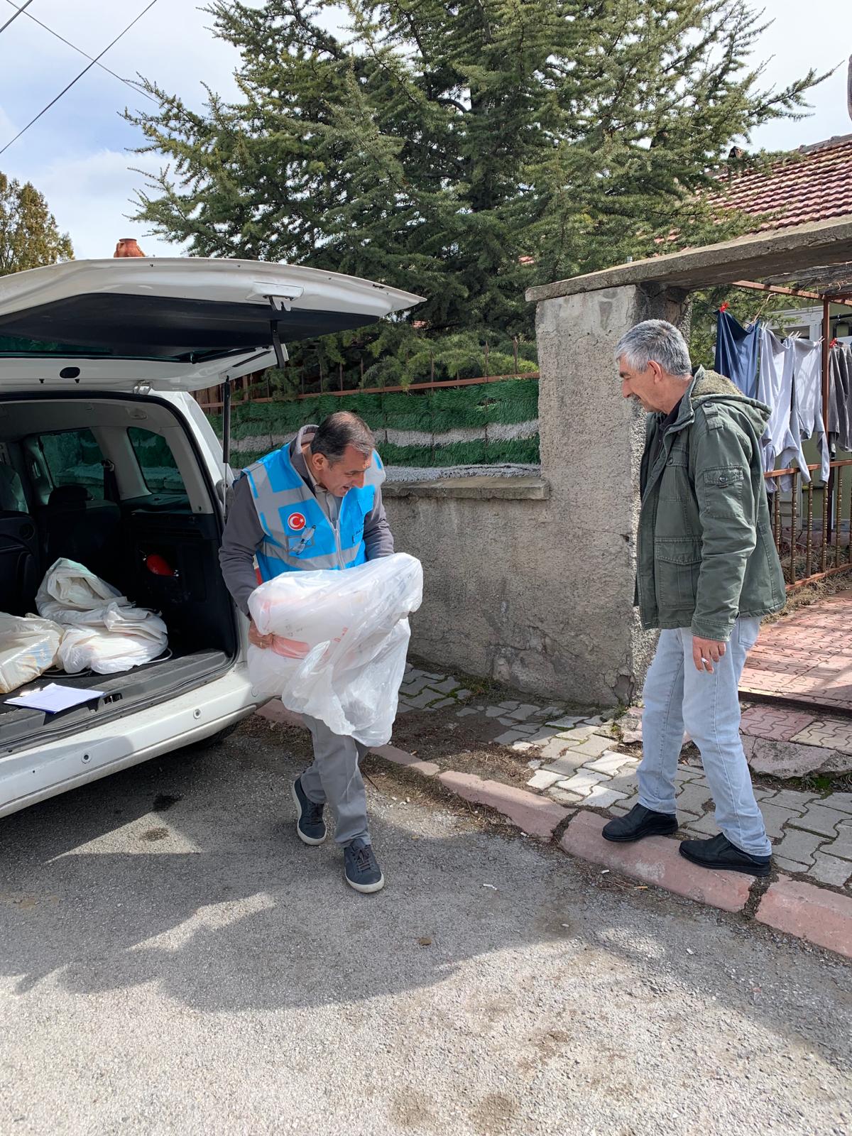 Vakfımız, her Ramazan ayı öncesinde olduğu gibi ihtiyaç sahibi ailelerimize gıda kolilerimizi ulaştırmaya devam ediyor. Paylaşmanın ve dayanışmanın güzelliğini yansıtan bu özel kareler 2025 yılındaki yardım çalışmalarımızdan... ✨