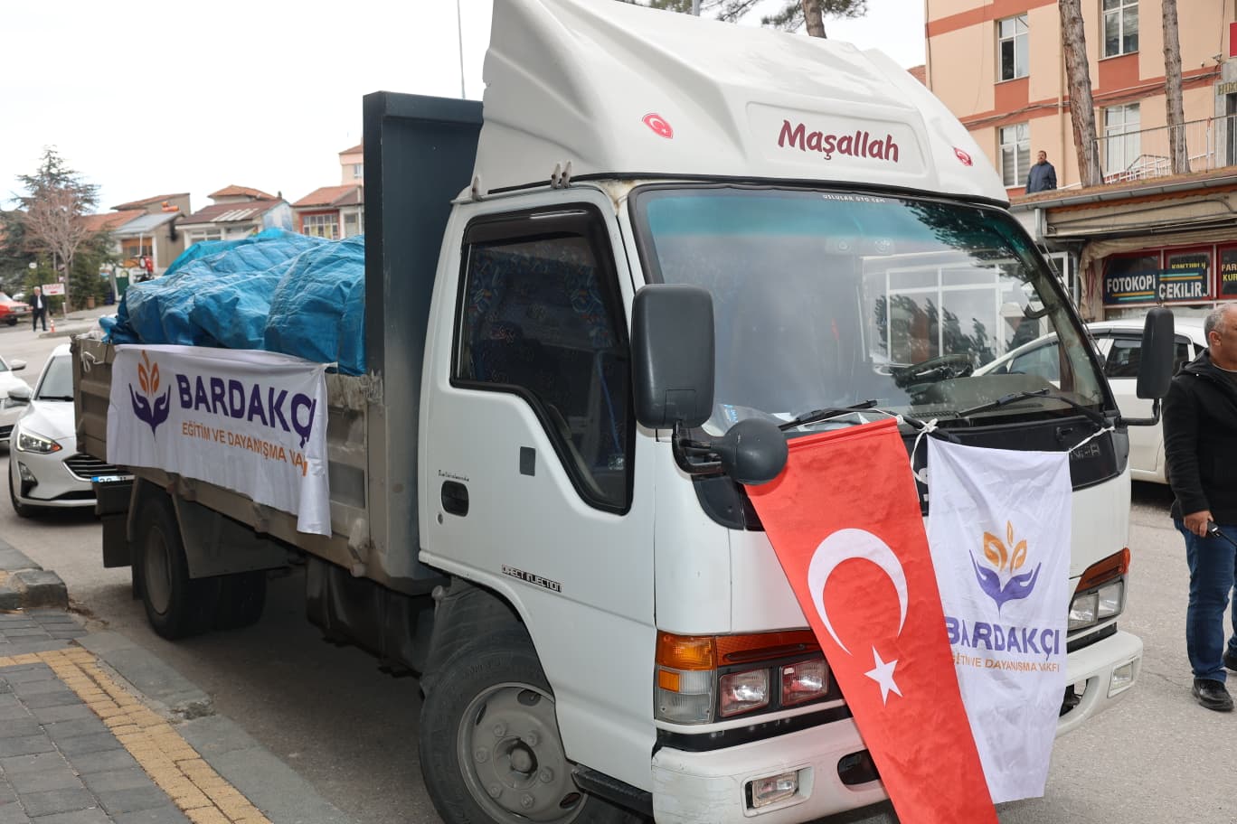 Vakfımız, her Ramazan ayı öncesinde olduğu gibi ihtiyaç sahibi ailelerimize gıda kolilerimizi ulaştırmaya devam ediyor. Paylaşmanın ve dayanışmanın güzelliğini yansıtan bu özel kareler 2025 yılındaki yardım çalışmalarımızdan... ✨