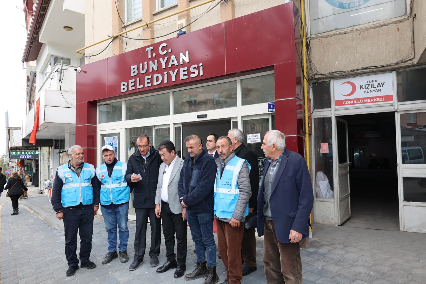 Vakfımızın iyilik ve paylaşma geleneğini 2026 yılında daha da genişleterek Kayseri (Bünyan, Büyüktuzhisar) başta olmak üzere Sivas, Hatay ve Ankara’daki ihtiyaç sahibi ailelerimize Ramazan erzak paketlerimizi ulaştırdık. Ramazan ayının bereketini ve paylaşmanın huzurunu hep birlikte yaşadığımız dayanışma anlarından özel kareleri sizler için derledik.