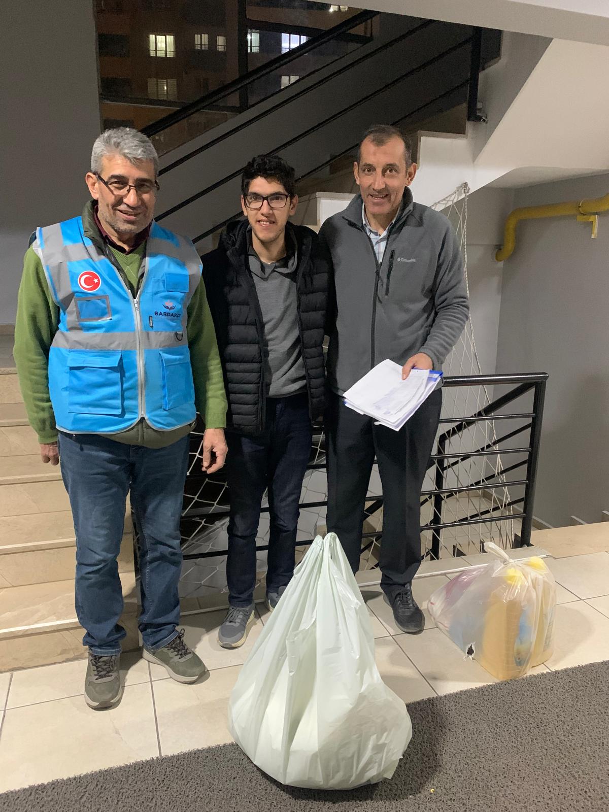 Vakfımızın iyilik ve paylaşma geleneğini 2026 yılında daha da genişleterek Kayseri (Bünyan, Büyüktuzhisar) başta olmak üzere Sivas, Hatay ve Ankara’daki ihtiyaç sahibi ailelerimize Ramazan erzak paketlerimizi ulaştırdık. Ramazan ayının bereketini ve paylaşmanın huzurunu hep birlikte yaşadığımız dayanışma anlarından özel kareleri sizler için derledik.