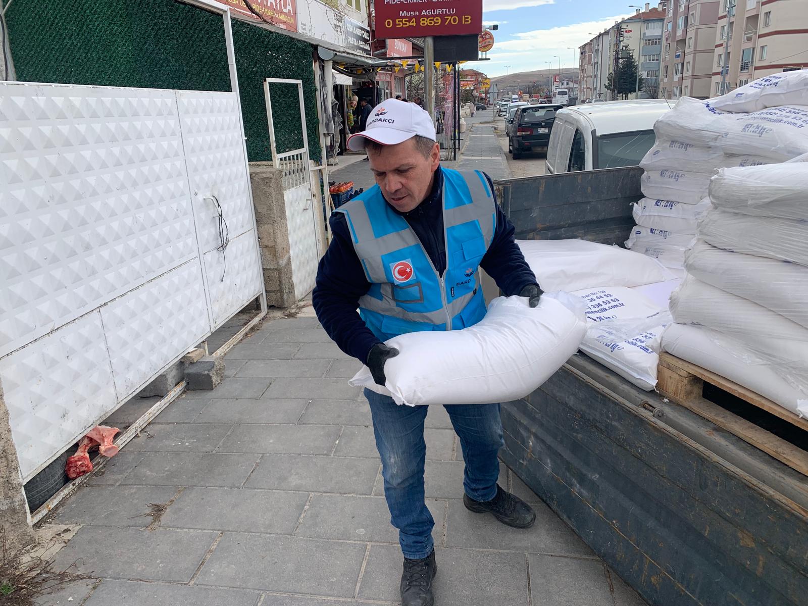 Vakfımızın iyilik ve paylaşma geleneğini 2026 yılında daha da genişleterek Kayseri (Bünyan, Büyüktuzhisar) başta olmak üzere Sivas, Hatay ve Ankara’daki ihtiyaç sahibi ailelerimize Ramazan erzak paketlerimizi ulaştırdık. Ramazan ayının bereketini ve paylaşmanın huzurunu hep birlikte yaşadığımız dayanışma anlarından özel kareleri sizler için derledik.