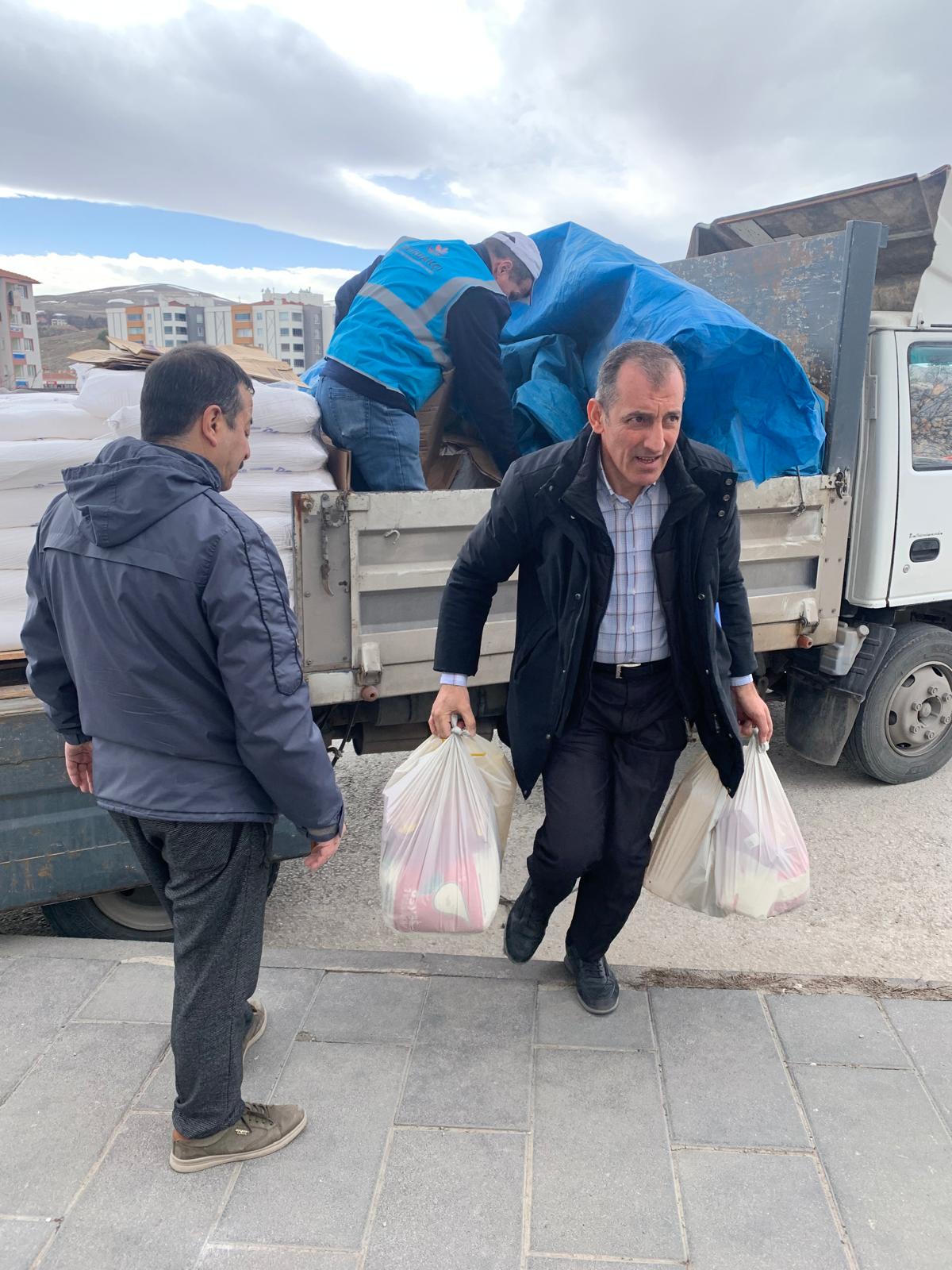 Vakfımızın iyilik ve paylaşma geleneğini 2026 yılında daha da genişleterek Kayseri (Bünyan, Büyüktuzhisar) başta olmak üzere Sivas, Hatay ve Ankara’daki ihtiyaç sahibi ailelerimize Ramazan erzak paketlerimizi ulaştırdık. Ramazan ayının bereketini ve paylaşmanın huzurunu hep birlikte yaşadığımız dayanışma anlarından özel kareleri sizler için derledik.