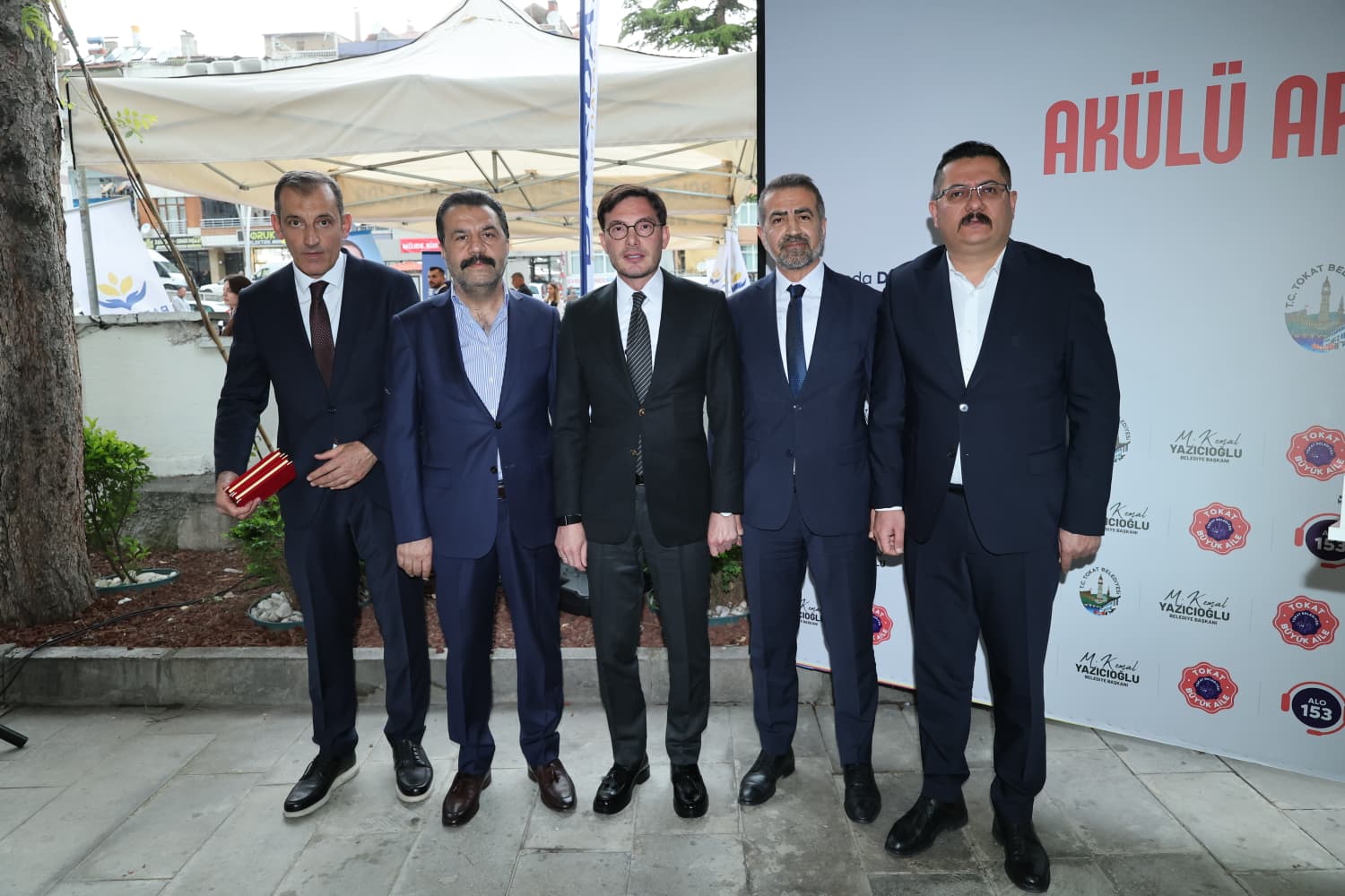 Tokat Belediyesi İş Birliğiyle Akülü Sandalyeler Törenle Teslim Edildi  Hollanda’dan temin ettiğimiz akülü tekerlekli sandalyeler, Tokat Belediyemizin ev sahipliğinde düzenlenen anlamlı bir törenle engelli vatandaşlarımıza teslim edildi. Bu değerli buluşmaya ev sahipliği yapan başta Tokat Belediye Başkanımıza, törene katılımlarıyla bizleri onurlandıran yetkililerimize, sürecin her aşamasında emeği geçen tüm gönüllülerimize İtimat Makina Sanayi Ve Ticaret A.Ş. yetkililerine ve Hollanda’dan desteğini esirgemeyen Sayın Osman Baş nezdindeki tüm hayırseverlerimize şükranlarımızı sunarız.