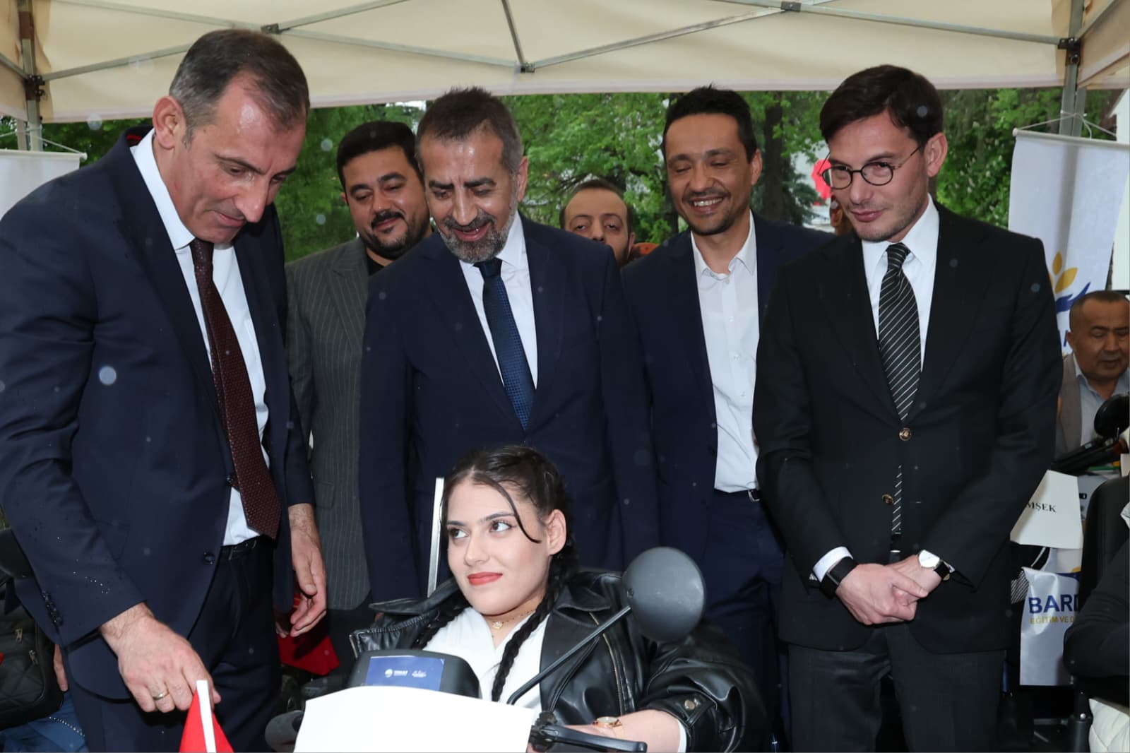 Tokat Belediyesi İş Birliğiyle Akülü Sandalyeler Törenle Teslim Edildi  Hollanda’dan temin ettiğimiz akülü tekerlekli sandalyeler, Tokat Belediyemizin ev sahipliğinde düzenlenen anlamlı bir törenle engelli vatandaşlarımıza teslim edildi. Bu değerli buluşmaya ev sahipliği yapan başta Tokat Belediye Başkanımıza, törene katılımlarıyla bizleri onurlandıran yetkililerimize, sürecin her aşamasında emeği geçen tüm gönüllülerimize İtimat Makina Sanayi Ve Ticaret A.Ş. yetkililerine ve Hollanda’dan desteğini esirgemeyen Sayın Osman Baş nezdindeki tüm hayırseverlerimize şükranlarımızı sunarız.