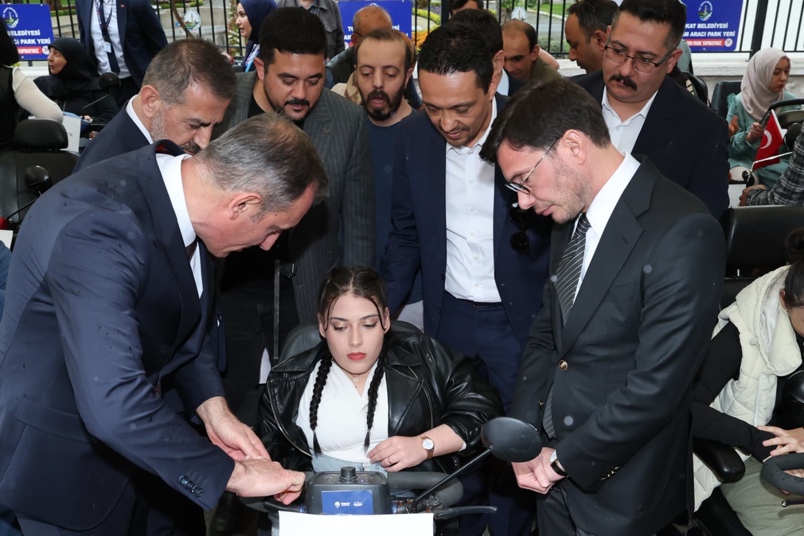 Tokat Belediyesi İş Birliğiyle Akülü Sandalyeler Törenle Teslim Edildi  Hollanda’dan temin ettiğimiz akülü tekerlekli sandalyeler, Tokat Belediyemizin ev sahipliğinde düzenlenen anlamlı bir törenle engelli vatandaşlarımıza teslim edildi. Bu değerli buluşmaya ev sahipliği yapan başta Tokat Belediye Başkanımıza, törene katılımlarıyla bizleri onurlandıran yetkililerimize, sürecin her aşamasında emeği geçen tüm gönüllülerimize İtimat Makina Sanayi Ve Ticaret A.Ş. yetkililerine ve Hollanda’dan desteğini esirgemeyen Sayın Osman Baş nezdindeki tüm hayırseverlerimize şükranlarımızı sunarız.