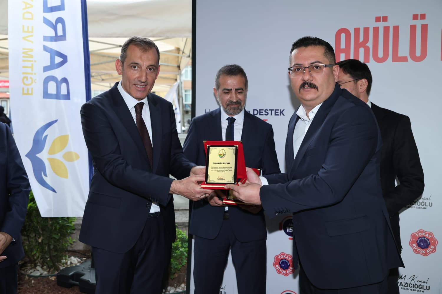 Tokat Belediyesi İş Birliğiyle Akülü Sandalyeler Törenle Teslim Edildi  Hollanda’dan temin ettiğimiz akülü tekerlekli sandalyeler, Tokat Belediyemizin ev sahipliğinde düzenlenen anlamlı bir törenle engelli vatandaşlarımıza teslim edildi. Bu değerli buluşmaya ev sahipliği yapan başta Tokat Belediye Başkanımıza, törene katılımlarıyla bizleri onurlandıran yetkililerimize, sürecin her aşamasında emeği geçen tüm gönüllülerimize İtimat Makina Sanayi Ve Ticaret A.Ş. yetkililerine ve Hollanda’dan desteğini esirgemeyen Sayın Osman Baş nezdindeki tüm hayırseverlerimize şükranlarımızı sunarız.