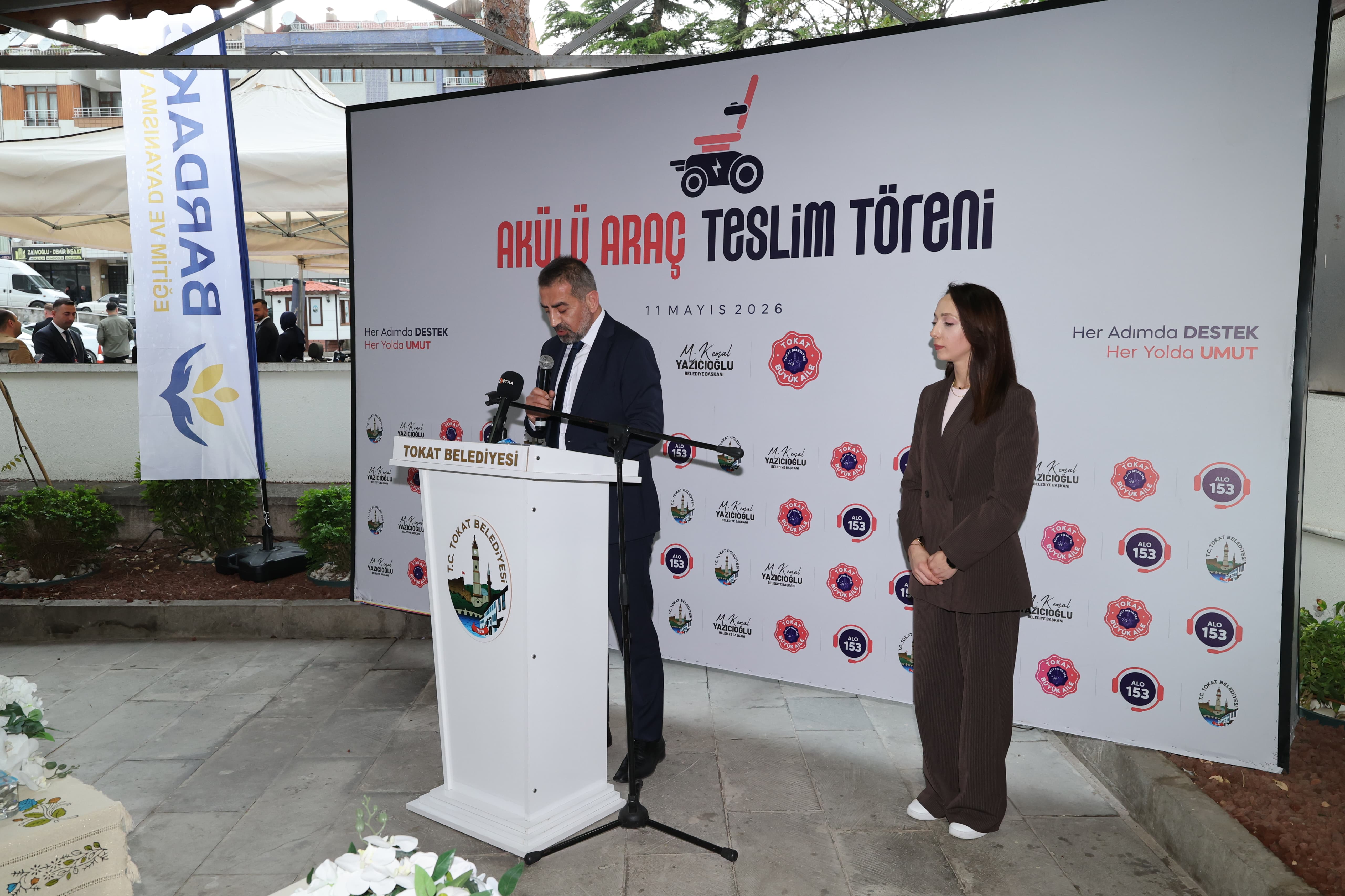 Tokat Belediyesi İş Birliğiyle Akülü Sandalyeler Törenle Teslim Edildi  Hollanda’dan temin ettiğimiz akülü tekerlekli sandalyeler, Tokat Belediyemizin ev sahipliğinde düzenlenen anlamlı bir törenle engelli vatandaşlarımıza teslim edildi. Bu değerli buluşmaya ev sahipliği yapan başta Tokat Belediye Başkanımıza, törene katılımlarıyla bizleri onurlandıran yetkililerimize, sürecin her aşamasında emeği geçen tüm gönüllülerimize İtimat Makina Sanayi Ve Ticaret A.Ş. yetkililerine ve Hollanda’dan desteğini esirgemeyen Sayın Osman Baş nezdindeki tüm hayırseverlerimize şükranlarımızı sunarız.