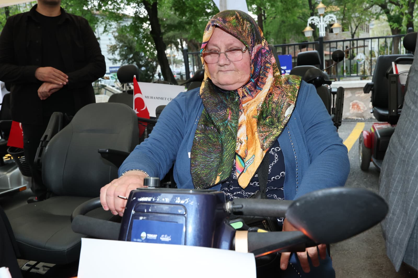 Tokat Belediyesi İş Birliğiyle Akülü Sandalyeler Törenle Teslim Edildi  Hollanda’dan temin ettiğimiz akülü tekerlekli sandalyeler, Tokat Belediyemizin ev sahipliğinde düzenlenen anlamlı bir törenle engelli vatandaşlarımıza teslim edildi. Bu değerli buluşmaya ev sahipliği yapan başta Tokat Belediye Başkanımıza, törene katılımlarıyla bizleri onurlandıran yetkililerimize, sürecin her aşamasında emeği geçen tüm gönüllülerimize İtimat Makina Sanayi Ve Ticaret A.Ş. yetkililerine ve Hollanda’dan desteğini esirgemeyen Sayın Osman Baş nezdindeki tüm hayırseverlerimize şükranlarımızı sunarız.