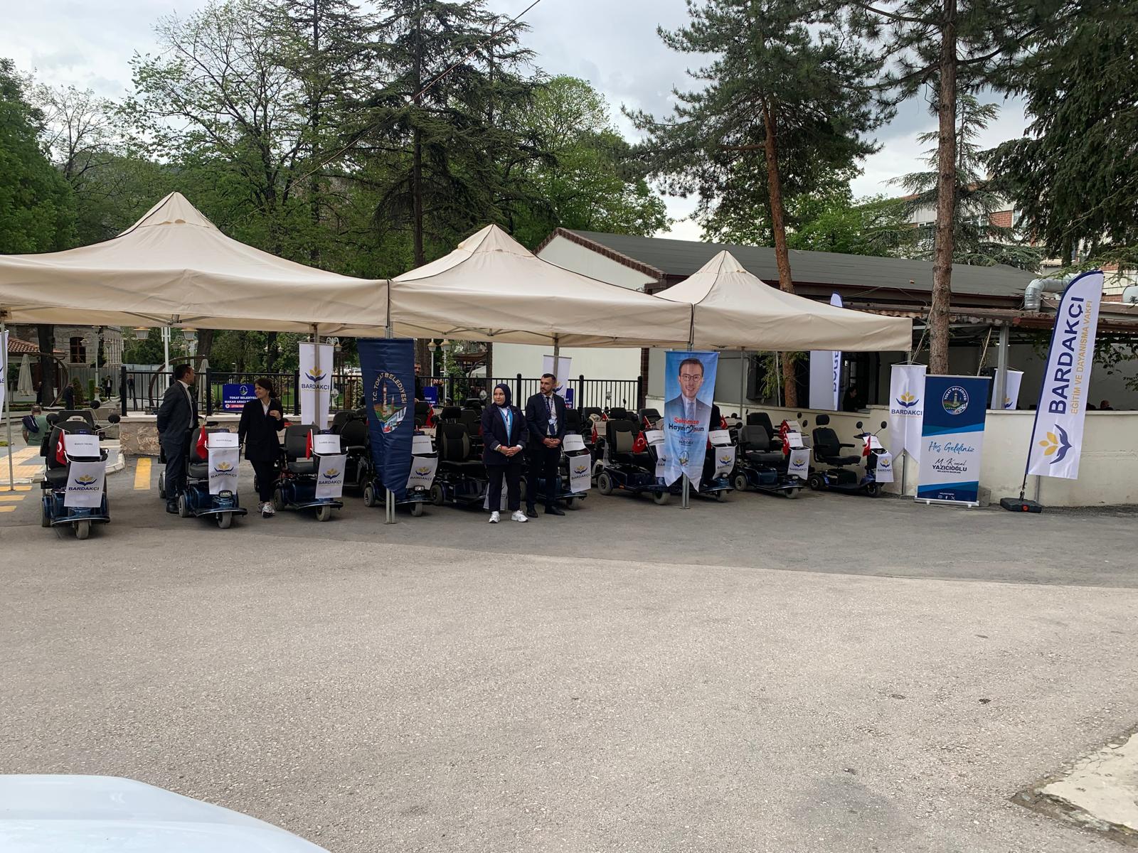Tokat Belediyesi İş Birliğiyle Akülü Sandalyeler Törenle Teslim Edildi  Hollanda’dan temin ettiğimiz akülü tekerlekli sandalyeler, Tokat Belediyemizin ev sahipliğinde düzenlenen anlamlı bir törenle engelli vatandaşlarımıza teslim edildi. Bu değerli buluşmaya ev sahipliği yapan başta Tokat Belediye Başkanımıza, törene katılımlarıyla bizleri onurlandıran yetkililerimize, sürecin her aşamasında emeği geçen tüm gönüllülerimize İtimat Makina Sanayi Ve Ticaret A.Ş. yetkililerine ve Hollanda’dan desteğini esirgemeyen Sayın Osman Baş nezdindeki tüm hayırseverlerimize şükranlarımızı sunarız.