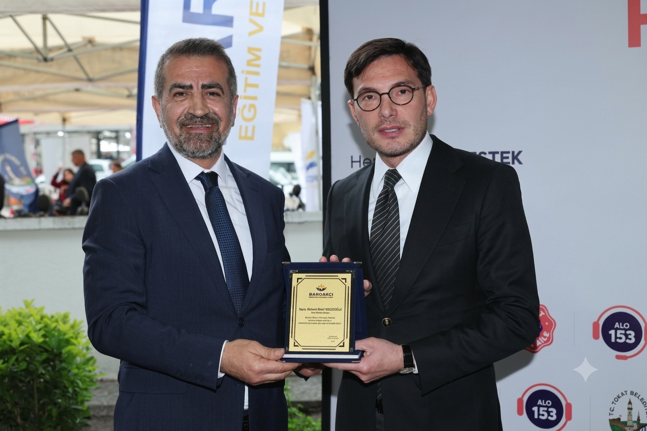 Tokat Belediyesi İş Birliğiyle Akülü Sandalyeler Törenle Teslim Edildi
Hollanda’dan temin ettiğimiz akülü tekerlekli sandalyeler, Tokat Belediye Başkanımız Sayın Mehmet Kemal Yazıcıoğlu’nun ev sahipliğinde düzenlenen anlamlı bir törenle engelli vatandaşlarımıza teslim edilmiştir.
Törende, vakfımızın çalışmalarından dolayı Belediye Başkanımız Sayın Mehmet Kemal Yazıcıoğlu tarafından Vakıf Başkanımız Sayın Ali Kaynar’a plaket takdim edilmiştir.
