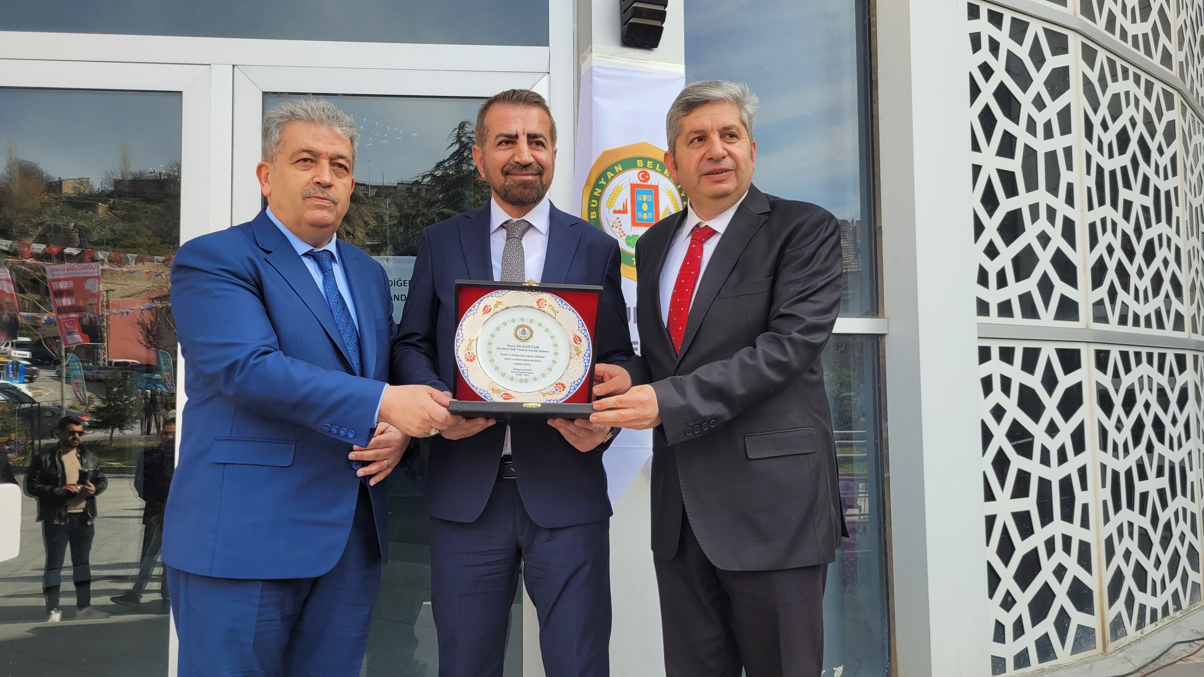 Bünyan’da gerçekleştirilen akülü tekerlekli sandalye dağıtım töreninde; Sayın Milletvekilimiz Bayar Özsoy ve Bünyan Belediye Başkanımız Sayın Özkan Altun tarafından Vakıf Başkanımız Sayın Ali Kaynar’a plaket takdim edildi.