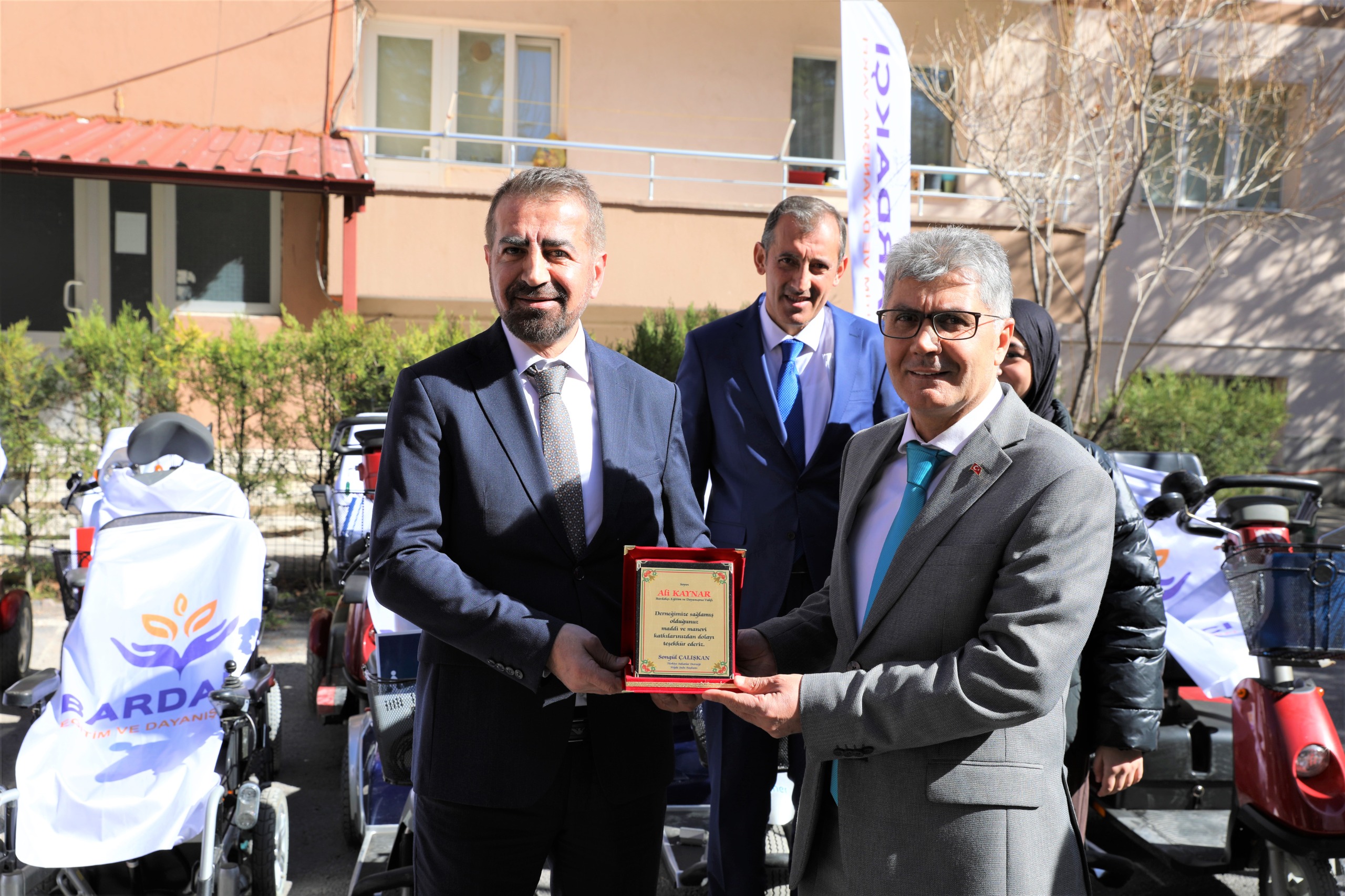 Niğde Valiliği’nden Vakfımıza Plaket Takdimi
Niğde Valiliği tarafından düzenlenen akülü tekerlekli sandalye dağıtım töreninde; vakfımızın gerçekleştirdiği yardım ve faaliyetlerden dolayı Niğde Valimiz Sayın Cahit Çelik tarafından Vakıf Başkanımız Sayın Ali Kaynar’a plaket takdim edilmiştir.