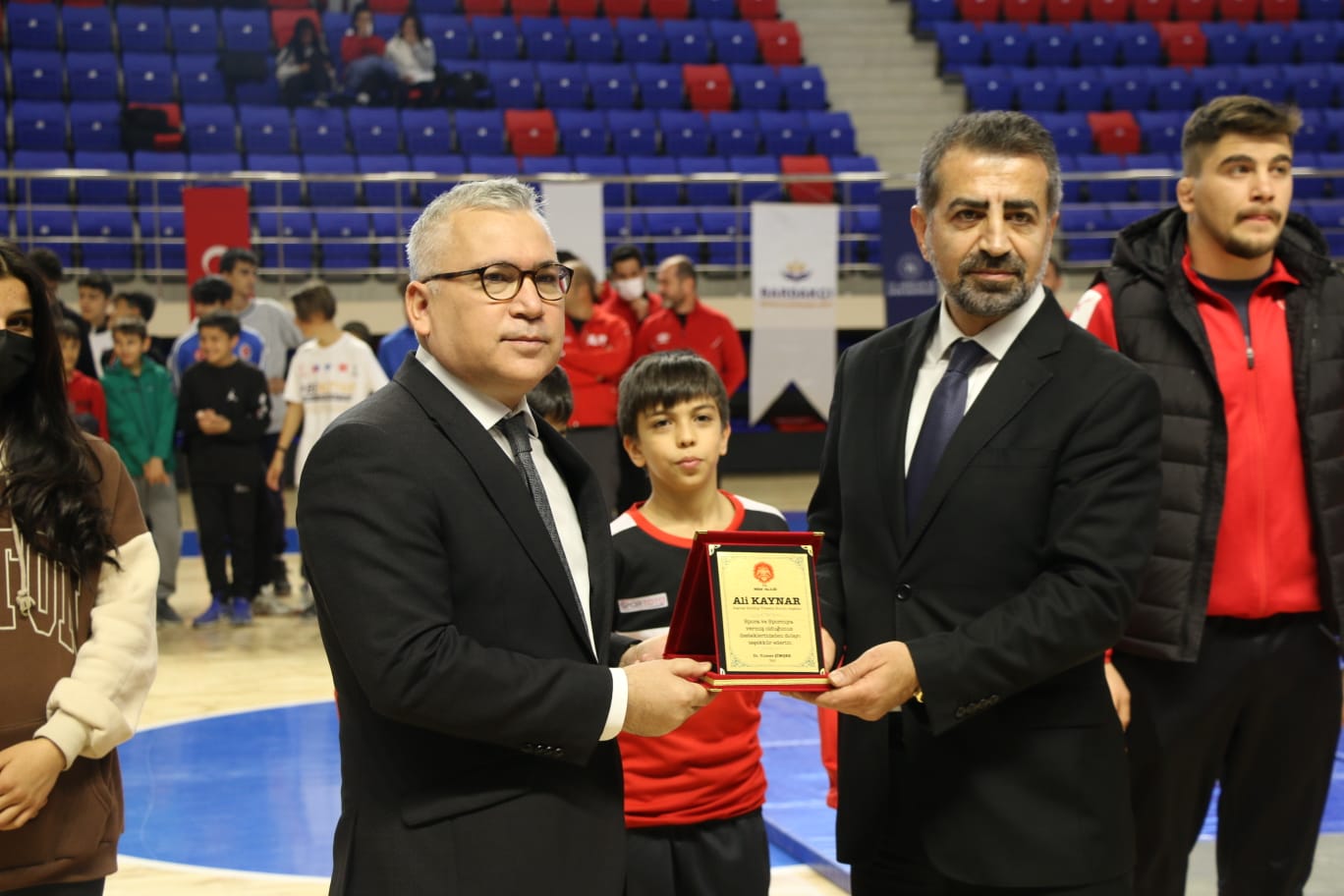 Gençlerimizin spora teşvik edilmesi ve başarılı sporcularımızın desteklenmesi amacıyla Niğde Valiliği iş birliğiyle gerçekleştirdiğimiz sponsorluk projemiz kapsamında vakfımıza takdir plaketi takdim edilmiştir.
Sporcularımıza sağladığımız desteğe istinaden Niğde Valimiz Sayın Yılmaz Şimşek Vakıf Başkanımız Sayın Ali Kaynar’a plaket takdim etmiştir.